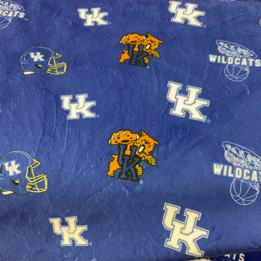 NCAA - UK - U of Kentucky Tossed Logo - 60" Minky - KY 1243